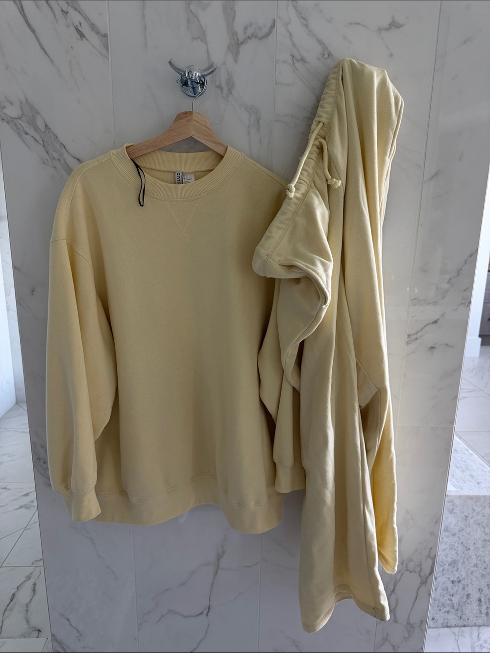 Crewneck Sweater in Pale Yellow - Lightweight Casual